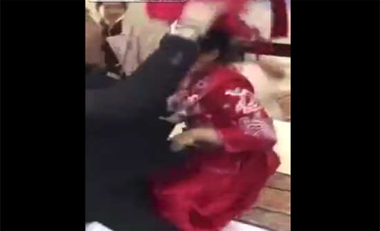 بالفيديو: عروس تنفذ مقلبا مرعبا بعريسها