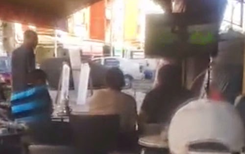 ردة فعل مشاهدين للصلاة أثناء مباراة كأس العالم