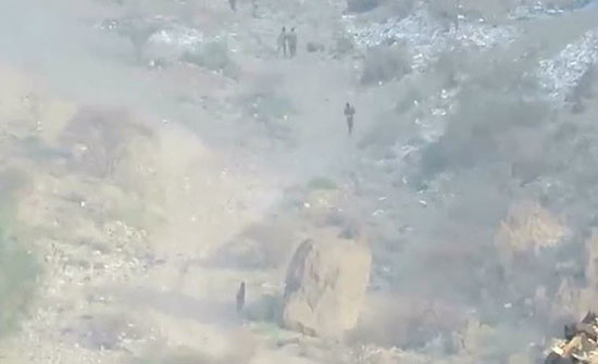 بالفيديو : فرار جماعي للحوثي أمام الجيش اليمني في نهم بالفيديو : فرار جماعي للحوثي أمام الجيش اليمني في نهم