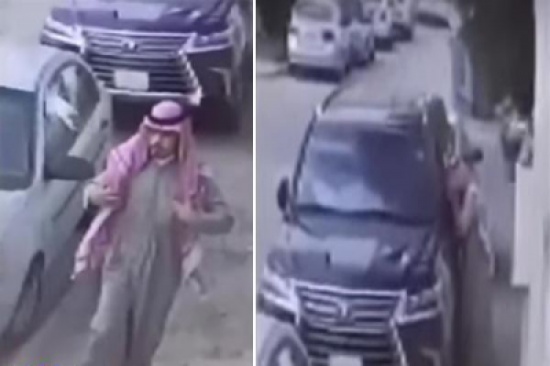 تظاهر بتعديل شماغه في المرآة وفجأة حطم الزجاج.. شاهد: سرعة لص في سرقة سيارة بشارع عام