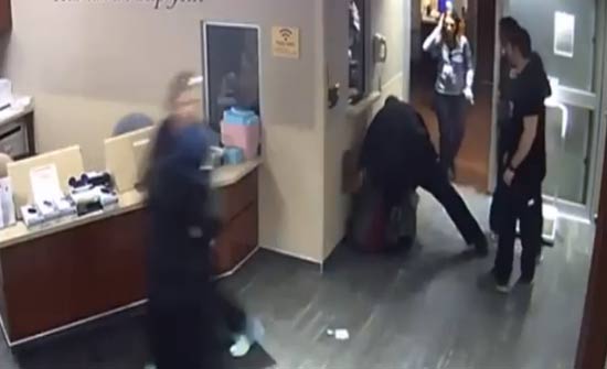 بالفيديو.. فتاة محجبة تعيش لحظات مرعبة بأميركا