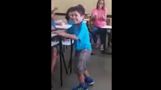 فيديو مؤثر لطفل يُعاني من الشلل يمشي للمرّة الأولى!