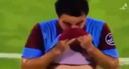 بالفيديو..لاعب يبكي ويطلب التغيير بعد أن سب أحد المشجعين والدته المتوفاة!!
