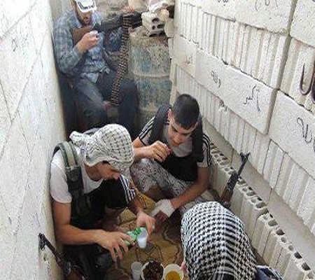 "أم عمر" تجاهد في سوريا عن طريق تحضير الطعام لمقاتلي المعارضة "أم عمر" تجاهد في سوريا عن طريق تحضير الطعام لمقاتلي المعارضة