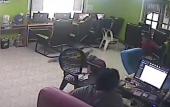 في لقطات مروعة | شاهد: سيء الحظ يفتح الباب فيحتضنه ثعبان