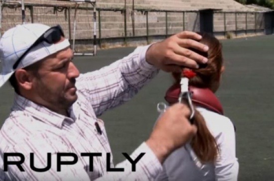 شاهد... طفلة سورية بقوة تفوق طاقة الإنسان العادي