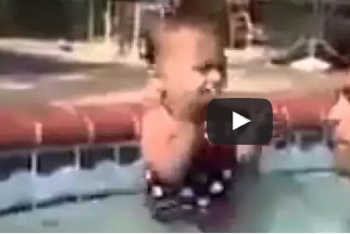 شاهد.. طفلة تعبر عن غضبها من أبيها بكلام غير مفهوم