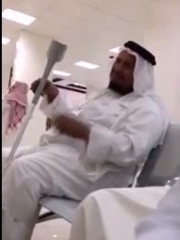 يتحدى اخاه ان يطلب من العسكري الشاي