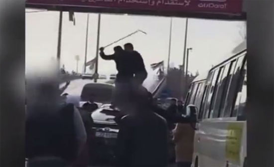 تحويل المتهمين بتحطيم سيارة بالقرب من المدينة الرياضية إلى المدعي العام تحويل المتهمين بتحطيم سيارة بالقرب من المدينة الرياضية إلى المدعي العام