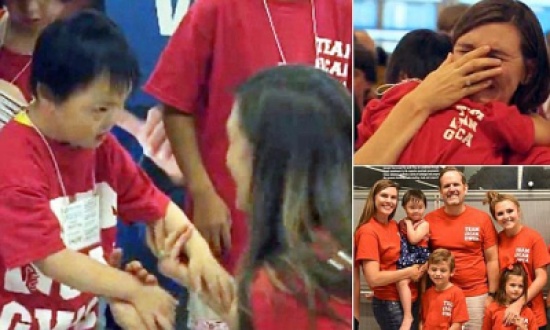 شاهد: لقاء مؤثر بين أميركية وابنتها بالتبني