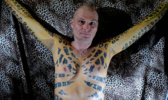 رجل يعرض جلده الموشوم للبيع على الإنترنت !