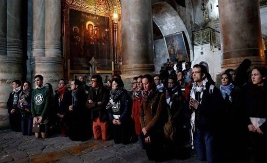 بالصور: مئات المسيحيين يصلون في كنيسة القيامة بعد إعادة فتحها