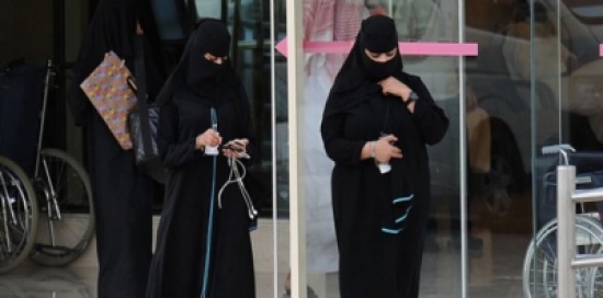 سعودية تطرد والدتها لتوفير الراحة داخل منزلها ! سعودية تطرد والدتها لتوفير الراحة داخل منزلها !