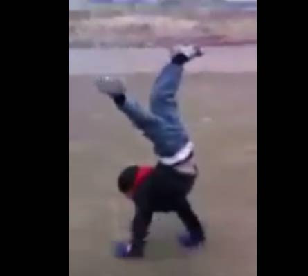 فيديو  : طفل يستعرض مهاراته