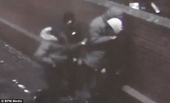 شاهد طعن شاب 4 مرات على يد بلطجية (فيديو وصور) شاهد طعن شاب 4 مرات على يد بلطجية (فيديو وصور)