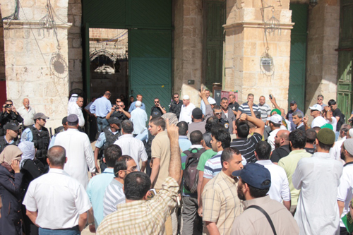 المصلون يطردون عصابات المستوطنين والمتطرف " كليك " من الأقصى المصلون يطردون عصابات المستوطنين والمتطرف " كليك " من الأقصى