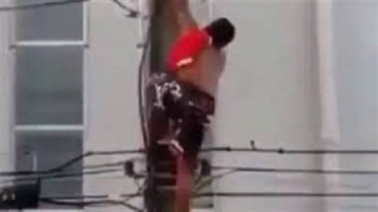 لقطات مروعة للحظة انتحار شاب مشتعلاً من فوق عمود كهربائي! لقطات مروعة للحظة انتحار شاب مشتعلاً من فوق عمود كهربائي!