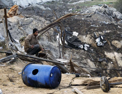 إصابة خمسة فلسطينيين في غارات جوية إسرائيلية على غزة