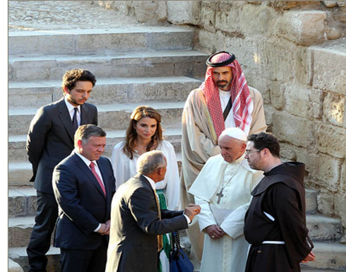 الملك والملكة وولي العهد يرافقون قداسة البابا فرنسيس إلى موقع معمودية السيد المسيح الملك والملكة وولي العهد يرافقون قداسة البابا فرنسيس إلى موقع معمودية السيد المسيح
