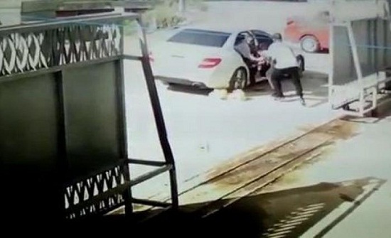 سائق يخطف سيدة من مقر عملها بطريقة إجرامية.. فيديو سائق يخطف سيدة من مقر عملها بطريقة إجرامية.. فيديو