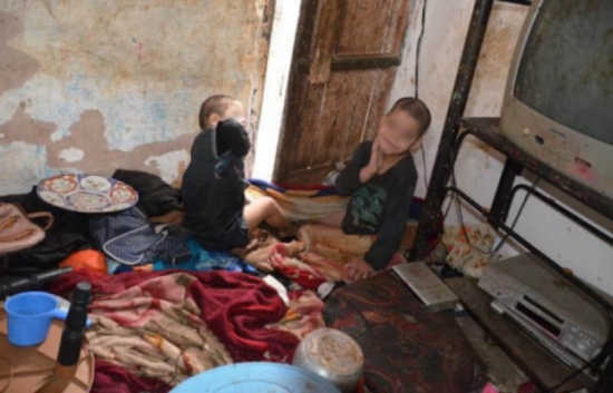 تركتهم والدتهم ليقتاتا على فضلاتهما.. والسبب؟