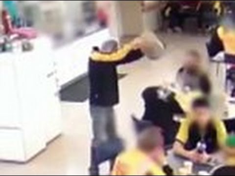 بالفيديو : رجل يسكب الماء المغلي على رأس زميله والسبب؟! بالفيديو : رجل يسكب الماء المغلي على رأس زميله والسبب؟!