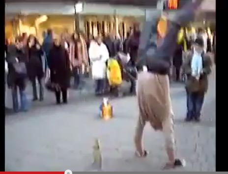 مسن يقف على زجاجة ماء