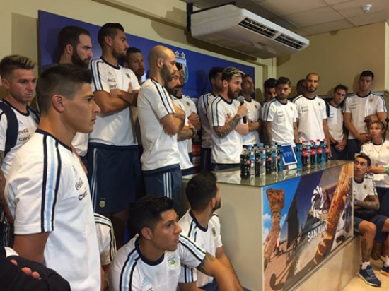 فيديو: ميسي ولاعبي المنتخب الأرجنتيني يقاطعون وسائل الإعلام.. بسبب؟ فيديو: ميسي ولاعبي المنتخب الأرجنتيني يقاطعون وسائل الإعلام.. بسبب؟