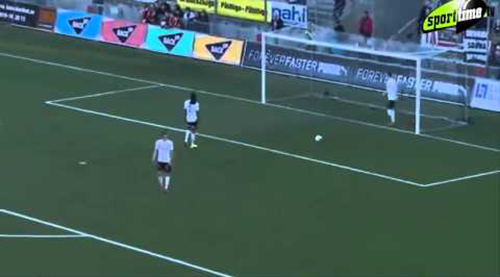 شاهد: لاعب يفقد أعصابه وينطح العارضة بشكل جنوني