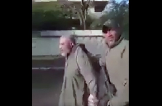 جنود عراقيون يعذبون رجلا مسنا بدعوى أنه مصري.. فيديو جنود عراقيون يعذبون رجلا مسنا بدعوى أنه مصري.. فيديو