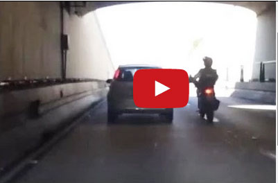 يركل سيارة برجله فيتعرض لحادث