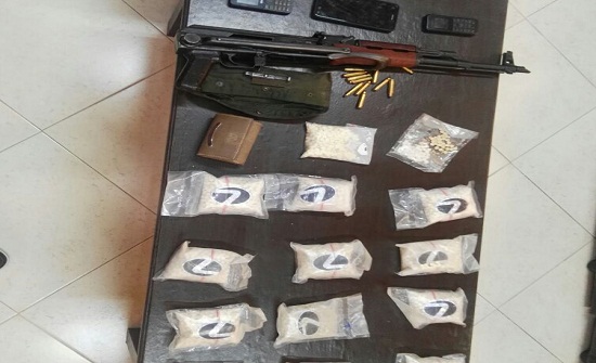 القبض على 8 مطلوبين بحوزتهم مواد مخدرة وأسلحة