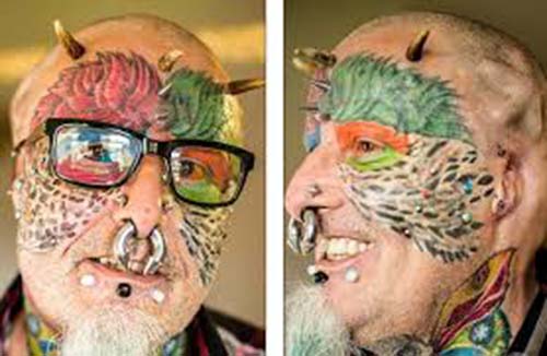 صور: بريطاني يسعى لأن يُشبه الببغاء