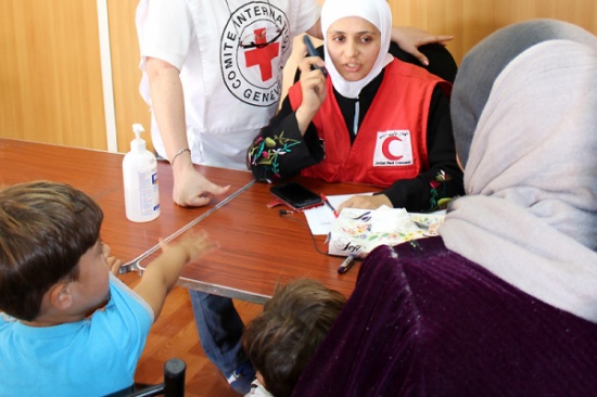اللجنة الدولية للصليب الاحمر تقدم خدماتها للاجئين السوريين في الاردن اللجنة الدولية للصليب الاحمر تقدم خدماتها للاجئين السوريين في الاردن