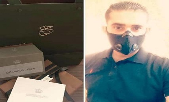 الأمير حسين يهدي شابا كمامة طلبها منه عبر انستقرام الأمير حسين يهدي شابا كمامة طلبها منه عبر انستقرام