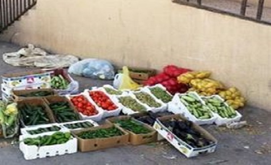 محافظات : شكوى من مزاحمة الباعة المتجولين للمحال في " بني كنانة " محافظات : شكوى من مزاحمة الباعة المتجولين للمحال في " بني كنانة "