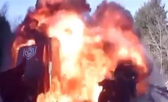 مشهدٌ "هوليوودي".. حادثٌ مروّع يحوّل سيارة لـ"كرة نار"! مشهدٌ "هوليوودي".. حادثٌ مروّع يحوّل سيارة لـ"كرة نار"!