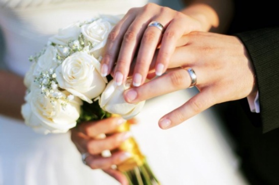 رجل يزوج ابنته لشاب ويهديه منزل..والسبب ؟ رجل يزوج ابنته لشاب ويهديه منزل..والسبب ؟