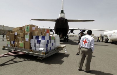 الصليب الأحمر: اليمن “يتداعى” بسبب الحرب ويحتاج مساعدات بشدة