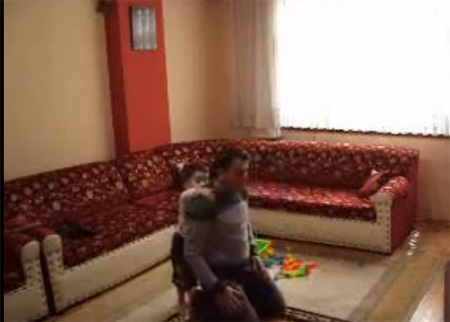 طفل يتعلق برقبة أبيه أثناء الصلاة