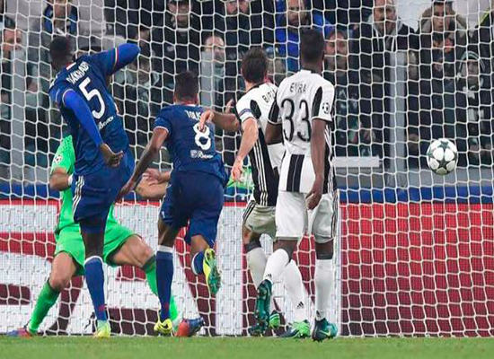 بالفيديو: يوفنتوس يتعادل مع ليون وإشبيلية يقترب من دور الـ 16