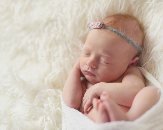 بالصورة- حضن طفلته بعد أسابيعٍ من وفاته!