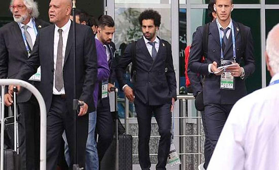محمد صلاح يبتكر طريقة جديدة للتخفي في المطارات محمد صلاح يبتكر طريقة جديدة للتخفي في المطارات