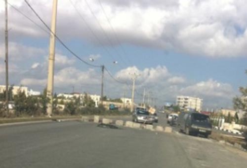 سائقو بلدية الرمثا يغلقون طريقا رئيسية بكابسات النفايات سائقو بلدية الرمثا يغلقون طريقا رئيسية بكابسات النفايات