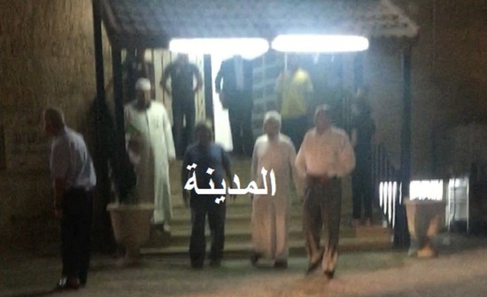 بالصور : امرأة تختبئ بين صفوف المصلين في مسجد بعمان هربا من الشرطة