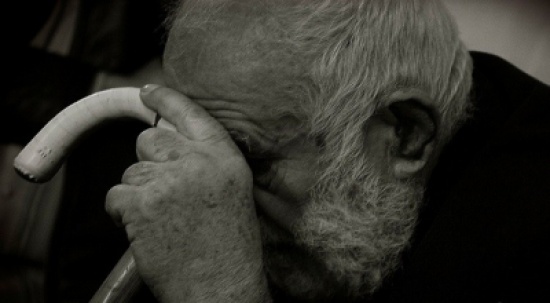 تفاصيل العثور على مسن هائم في عمان تفاصيل العثور على مسن هائم في عمان