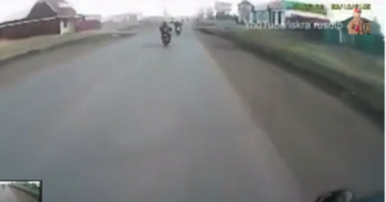 سائق دراجة يدفع بآخر أمام سيارة مسرعة