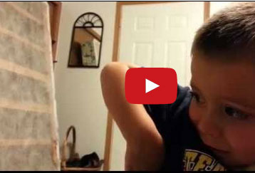 ردة فعل طفل عندما أخبره والده بأنه أخذ أذنه وأنفه