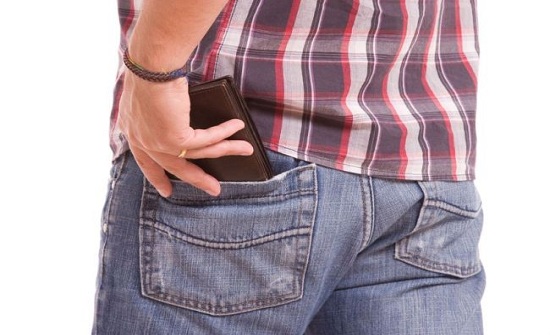 تقرير أردني : وضع محفظة النقود بالجيوب الخلفية يؤدي لانحناء العمود الفقري