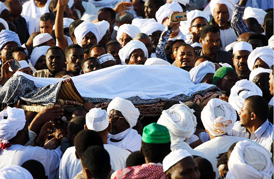 بالفيديو والصور : آلاف السوادنيين يشيعون " حسن الترابي " بالفيديو والصور : آلاف السوادنيين يشيعون " حسن الترابي "
